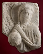 5 - Ignoto, sec. XII - Frammento con busto di angelo